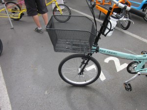 The frame-mounted front basket, very impressive.